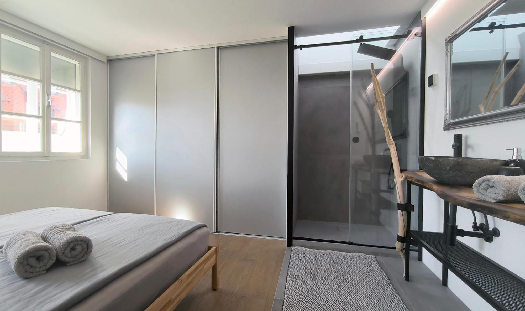 Penthouse View In Town Apartment *